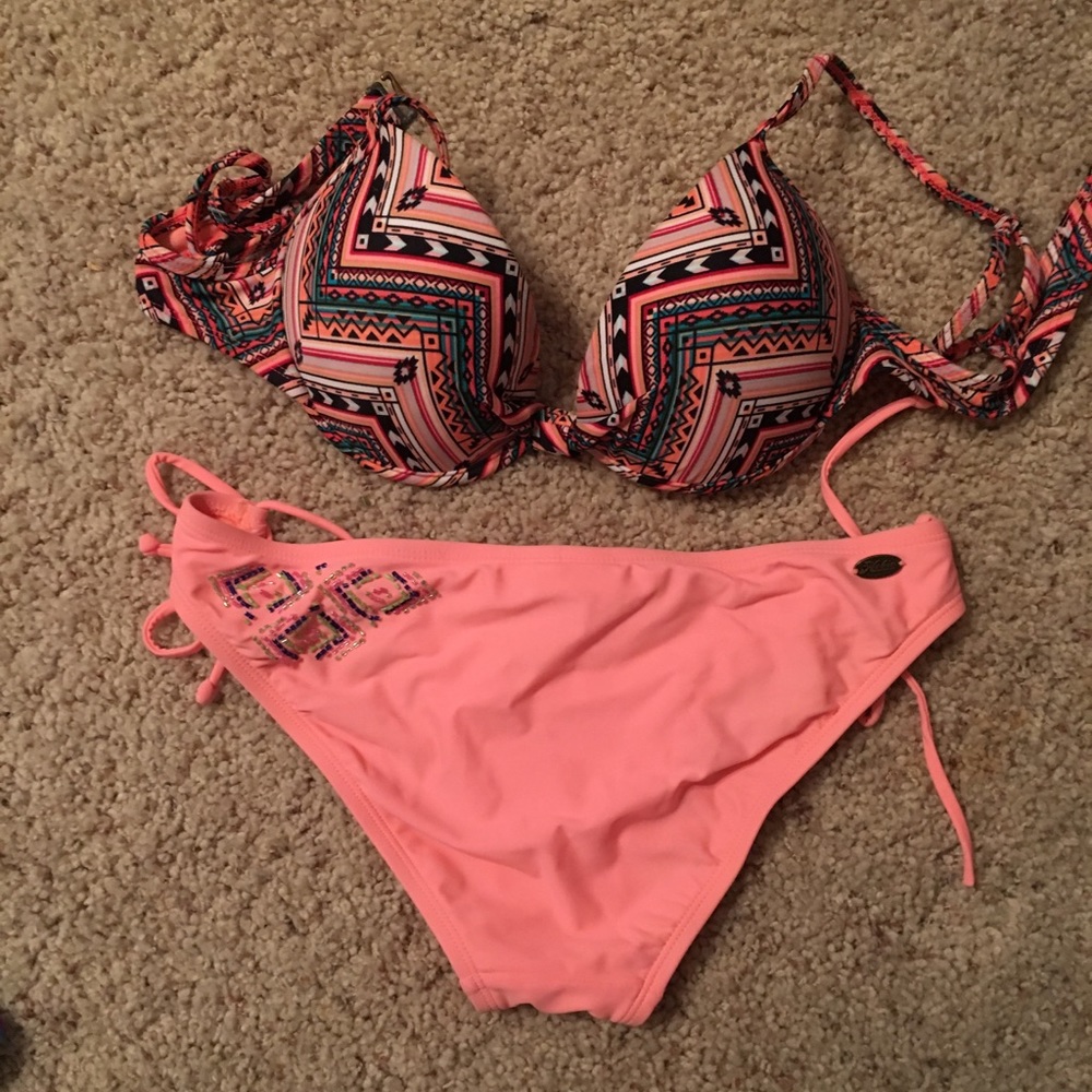 Bikini - Picture 2 of 2